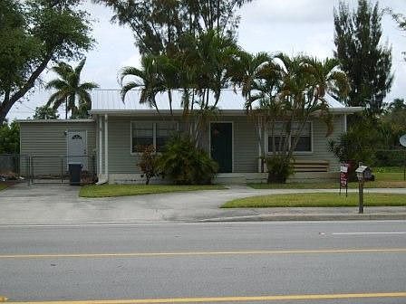 Lovely home, New Roof, Large fenced yard on private lagoon w/ boat ramp! WOW!