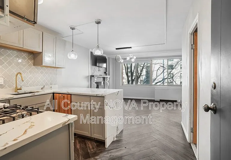 922 24th St NW #301 — Photo 15