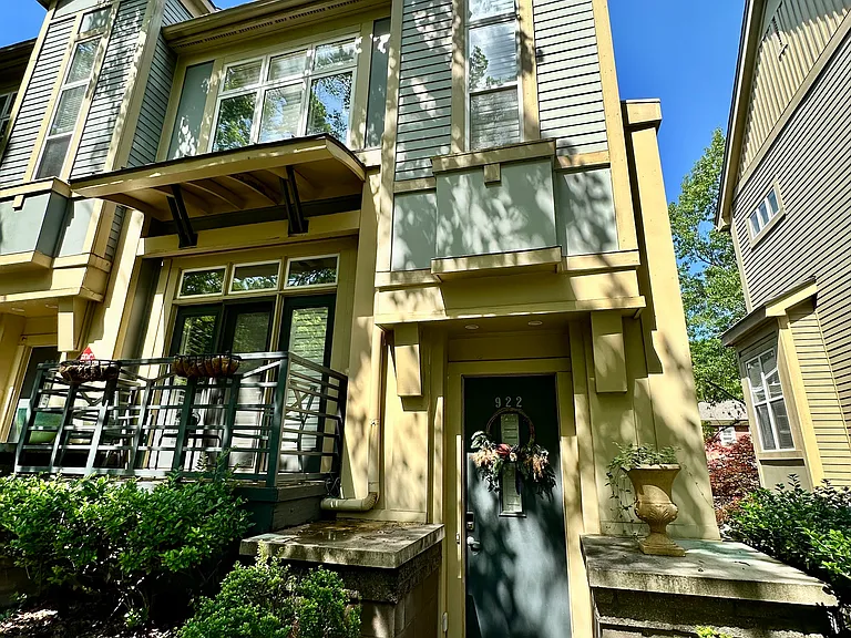 922 Garden District Dr — Photo 2
