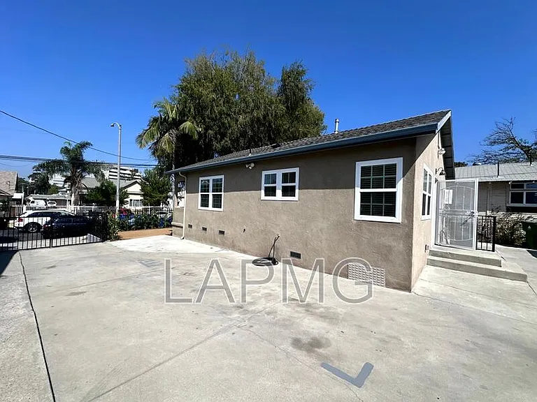 1460 Ricardo St — Photo 26