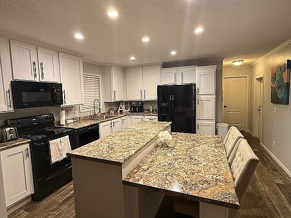 Open Kitchen w/Center Island