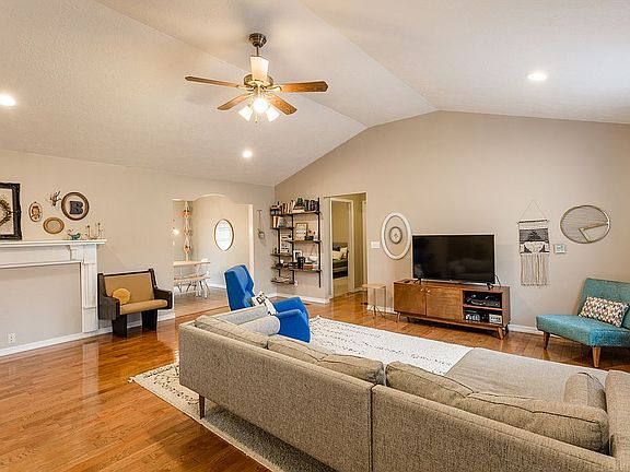 4th image of 103 Walnut Heights Dr