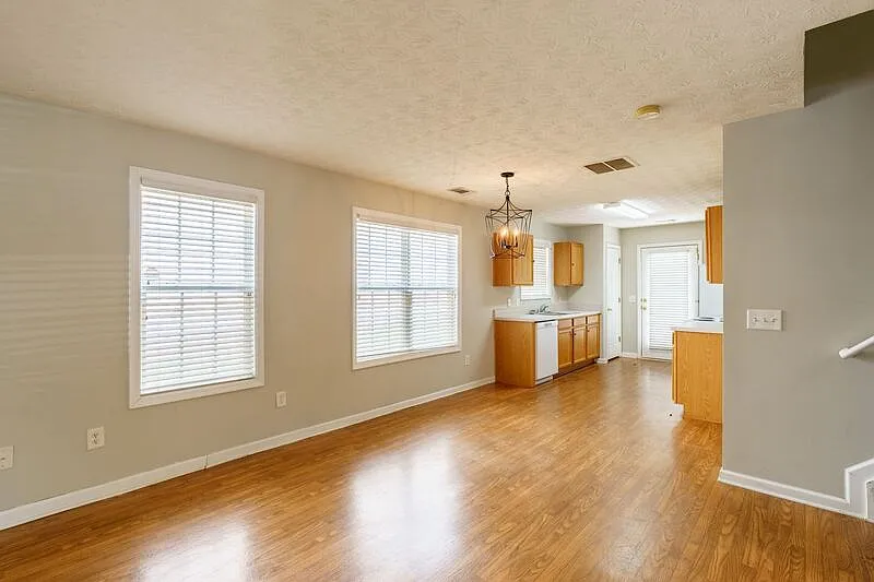 3 bed, 2.5 bath, $1,800 — Photo 4