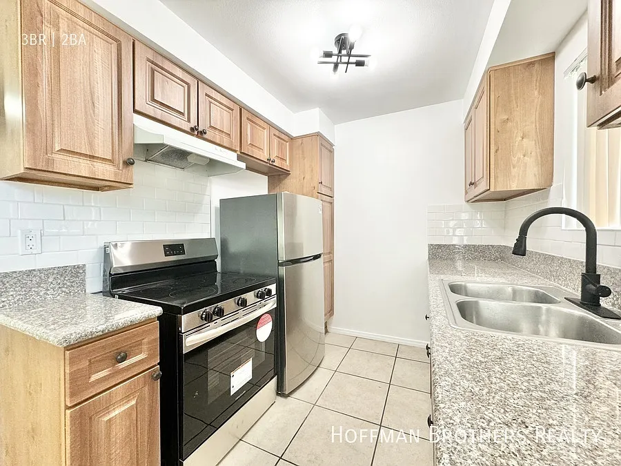 3 bed, $2,545 — Photo 2