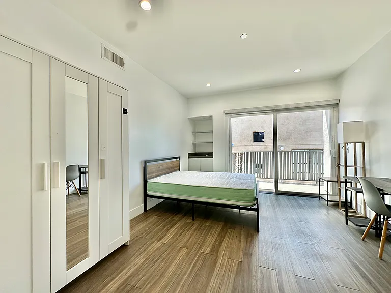 1515 Colby Ave — Photo 31
