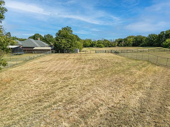 3rd image of 1018 Mockingbird Ln