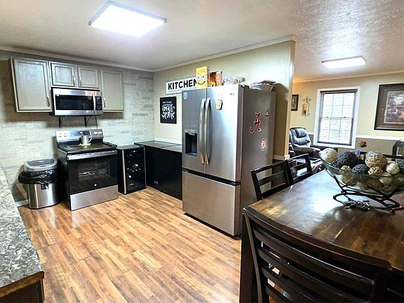 4th image of 722 Williams St
