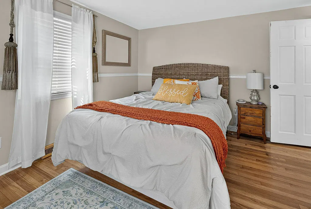 3 bed, 2.0 bath, 1344 sqft, $3,500 — Photo 3