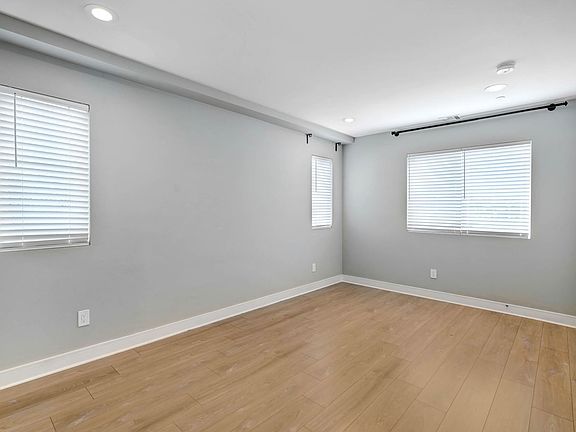 3rd image of 146 Rosemont Ave