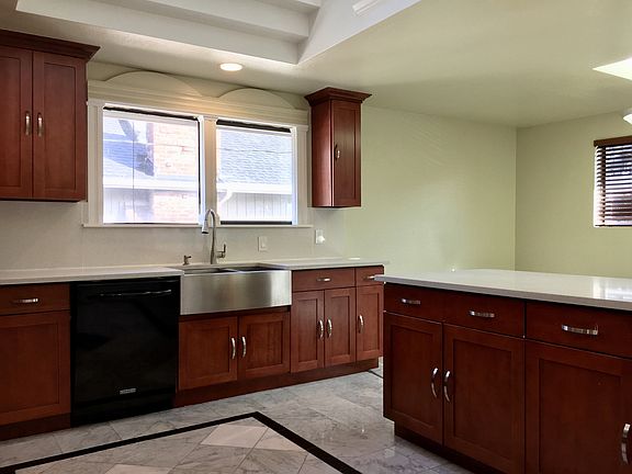 5th image of 530 NE 103rd St