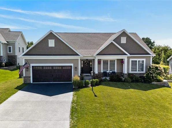 11 Black Wood Cir, Pittsford, NY 14534