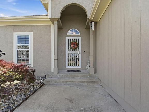 2nd image of 812 SW Nautica Ct
