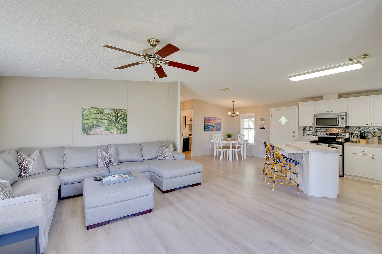 2 bed, 2.0 bath, 1097 sqft, $2,806 — Photo 2