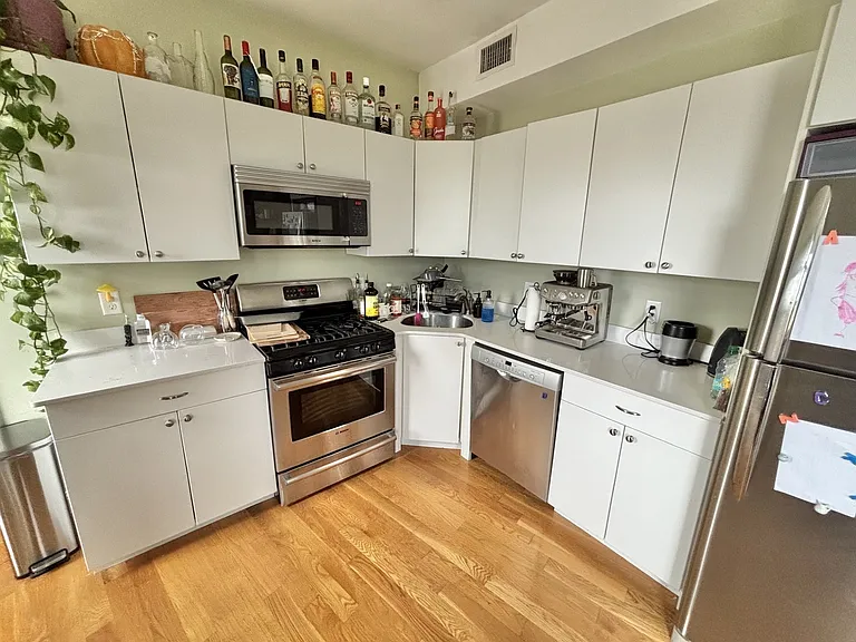 10 Roxbury — Photo 24