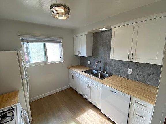 2nd image of 1923 Vanderbilt Ln