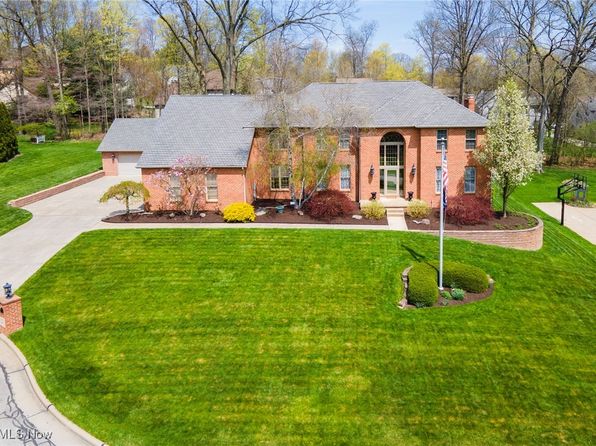 5880 Rosewood Dr, Youngstown, OH 44512