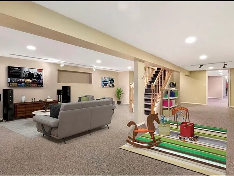 240 Plainview Rd — Photo 10