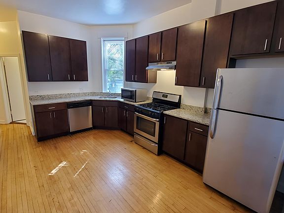 3rd image of 1520 N Artesian Ave APT 1F