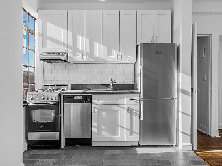 433 W 21st St #7B — Photo 8