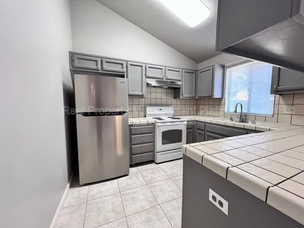 391 Armstrong Ave, Clovis, CA 93611