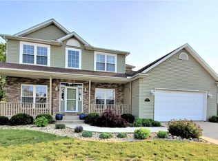 7 Carleton Ct, Bloomington, IL 61704
