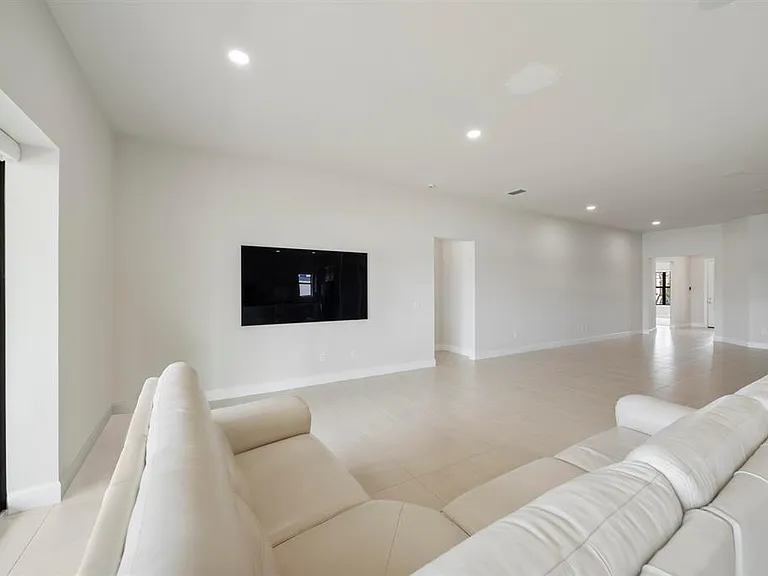 818 SE Courances Dr — Photo 31