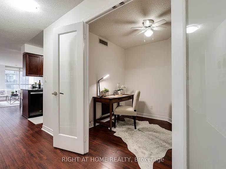 310 Burnhamthorpe Rd W #1713 — Photo 35