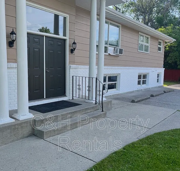 2119 8th Ave N #3 — Photo 2