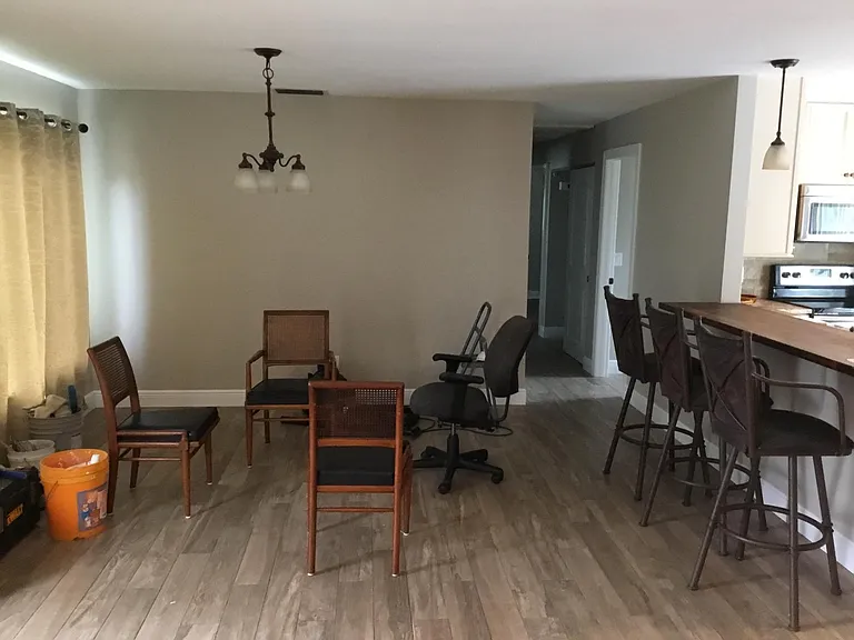 912 SE Dolphin Dr — Photo 3
