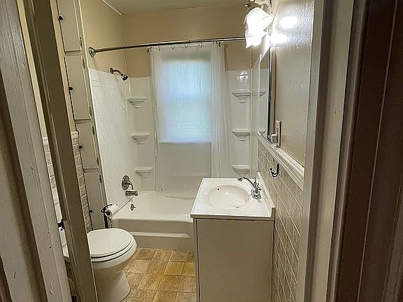 3rd image of 2320 Hartman Dr