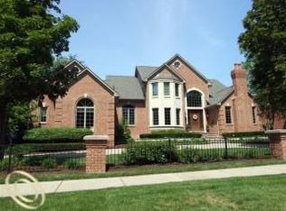 226 Touraine Rd, Grosse Pointe Farms, MI 48236