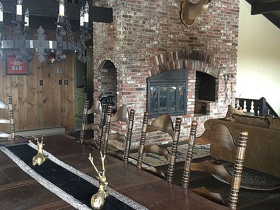 Upper level dining/living