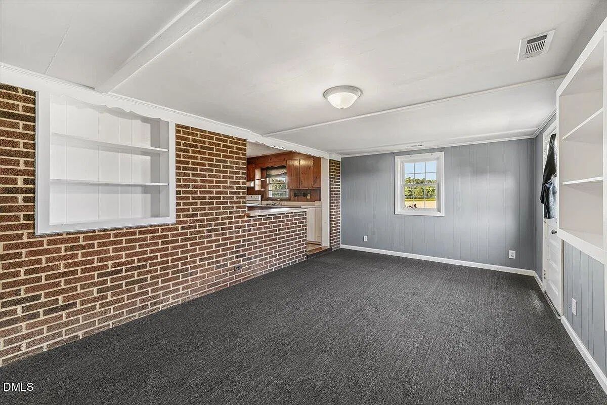 3 bed, 1.0 bath, 1210 sqft, $1,495 — Photo 2