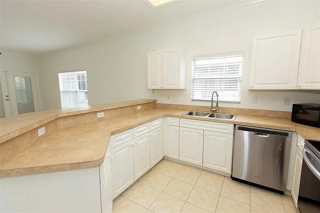 3 bed, 2.0 bath, 1380 sqft, $2,075 — Photo 4