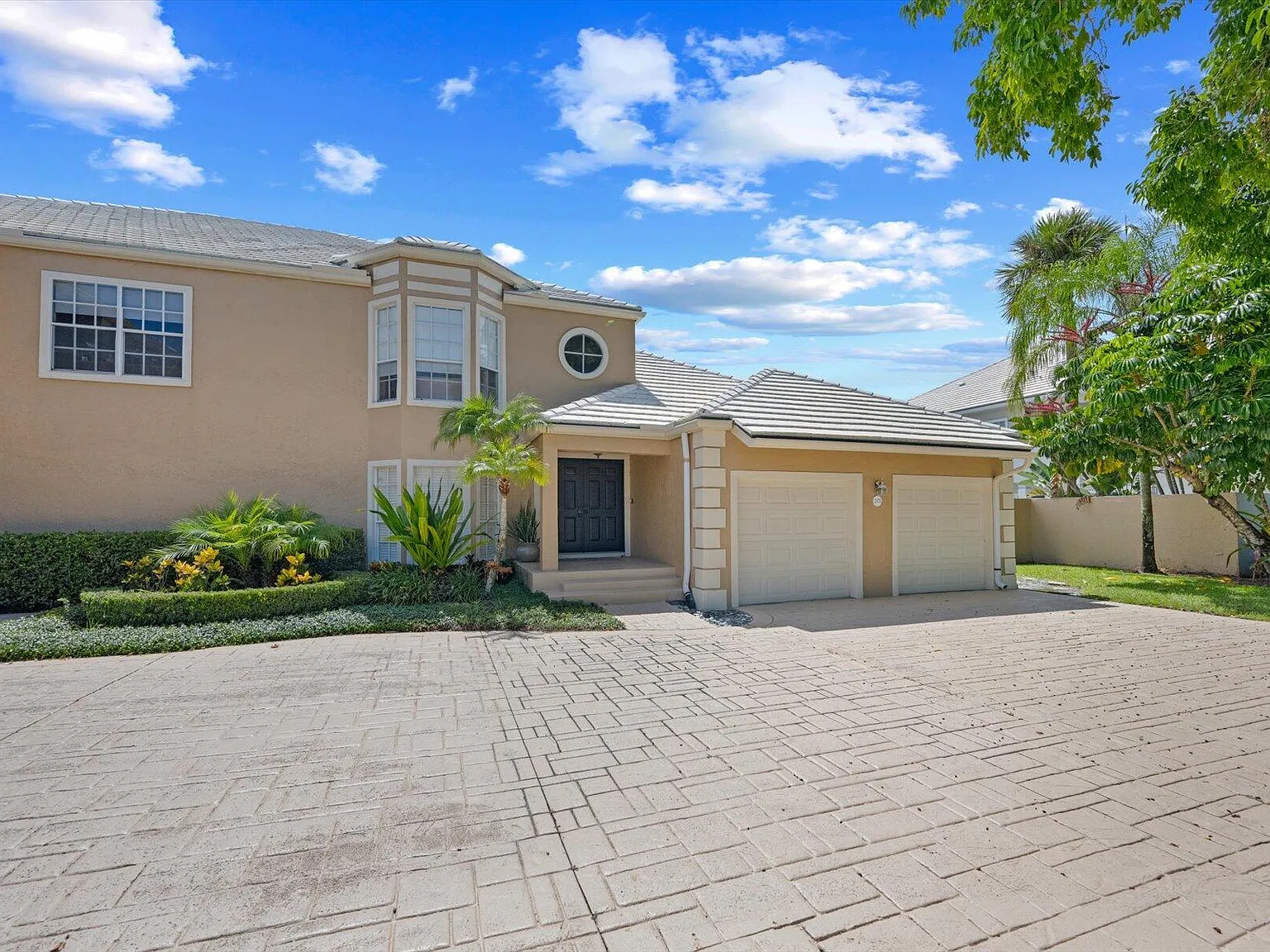 3 bed, 3.5 bath, 2098 sqft, $13,500 — Photo 2