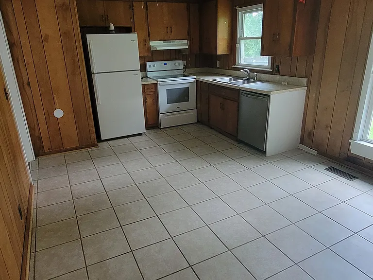 343 Paradise St — Photo 5