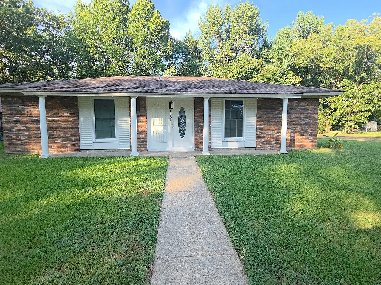 3 bed, 2.0 bath, 1835 sqft, $1,750 — Photo 1