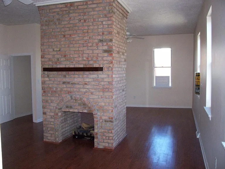 1802 Wharton St — Photo 4