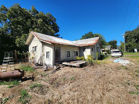 3rd image of 205 Magnolia St
