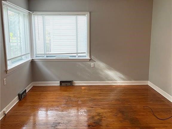 3rd image of 560 Beecher St