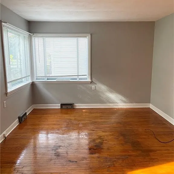 560 Beecher St — Photo 3