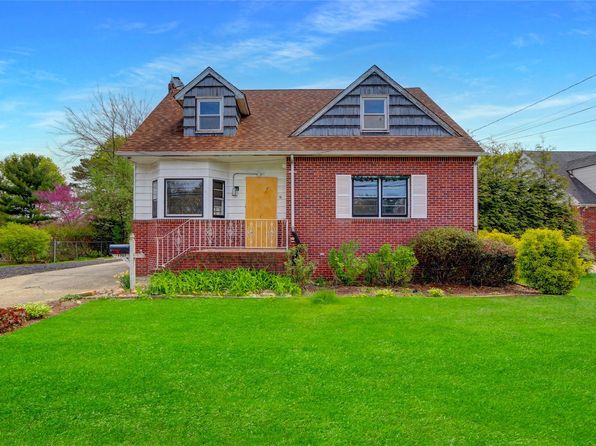 1707 N Gardiner Drive, Bay Shore, NY 11706