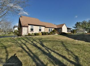 6 Yorkshire Dr, Monroe Township, NJ 08831