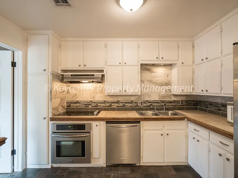 1622 W Britton Rd — Photo 6