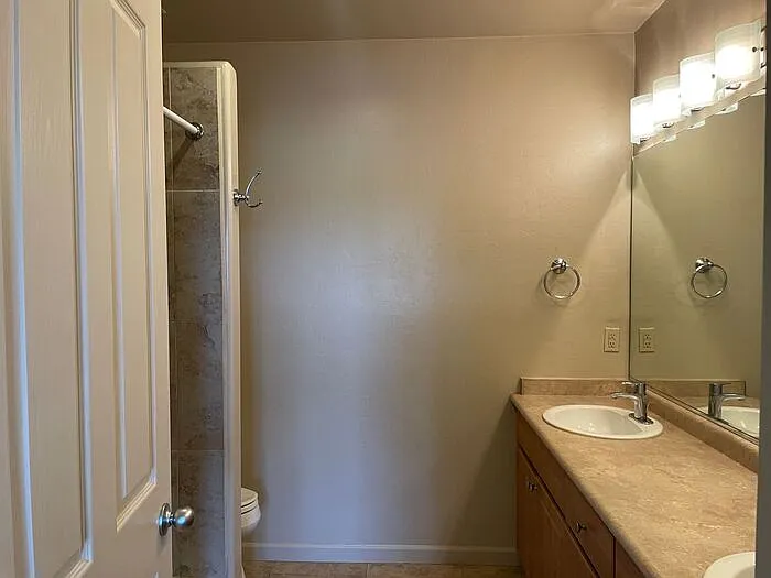 1435 W Kilburn St #2102 — Photo 22