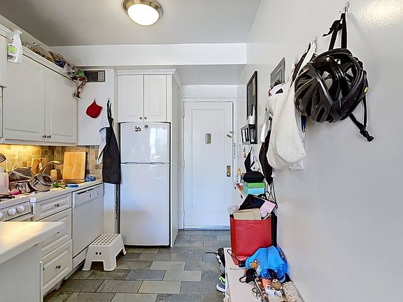 3rd image of 50 W 72nd St APT 1110