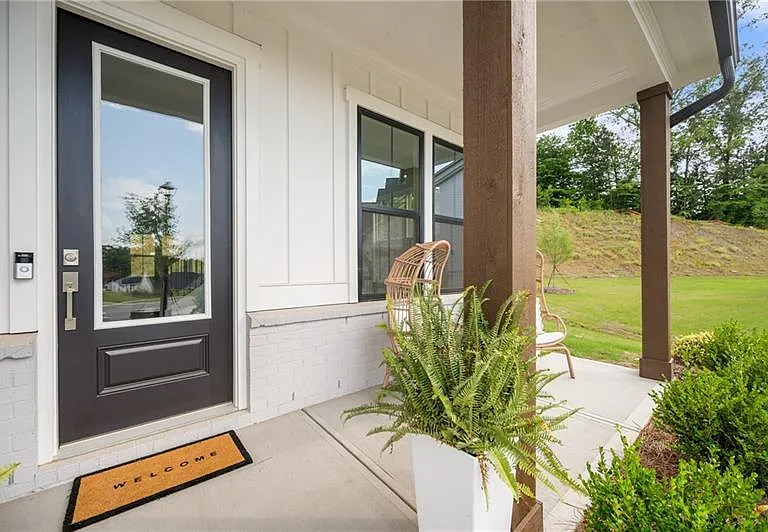 2815 Medford Dr — Photo 2
