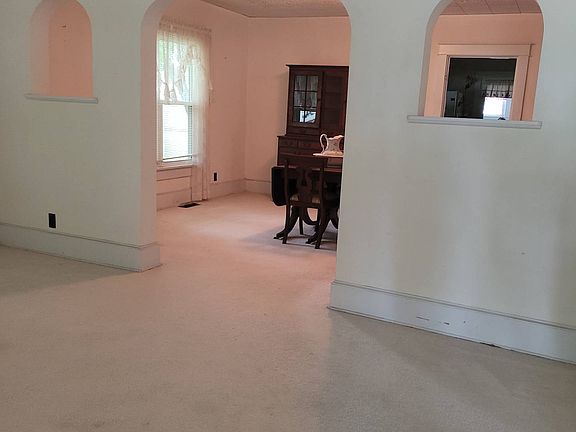 5th image of 613 W Market St