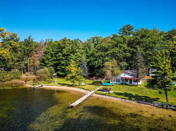 1562 E Long Lake Dr, Harrison, MI 48625