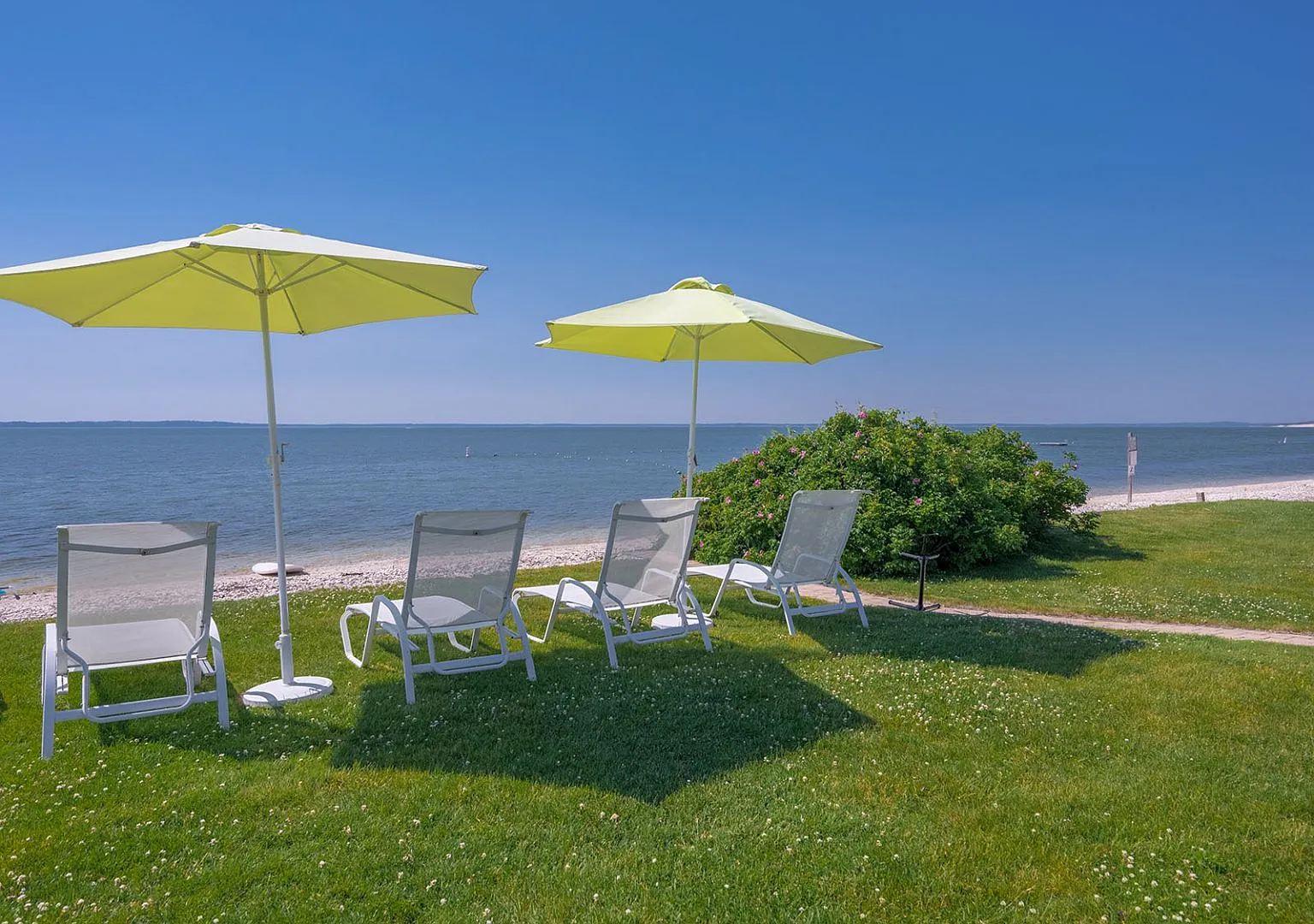 Private Bayfront Living, Water Views — Photo 1